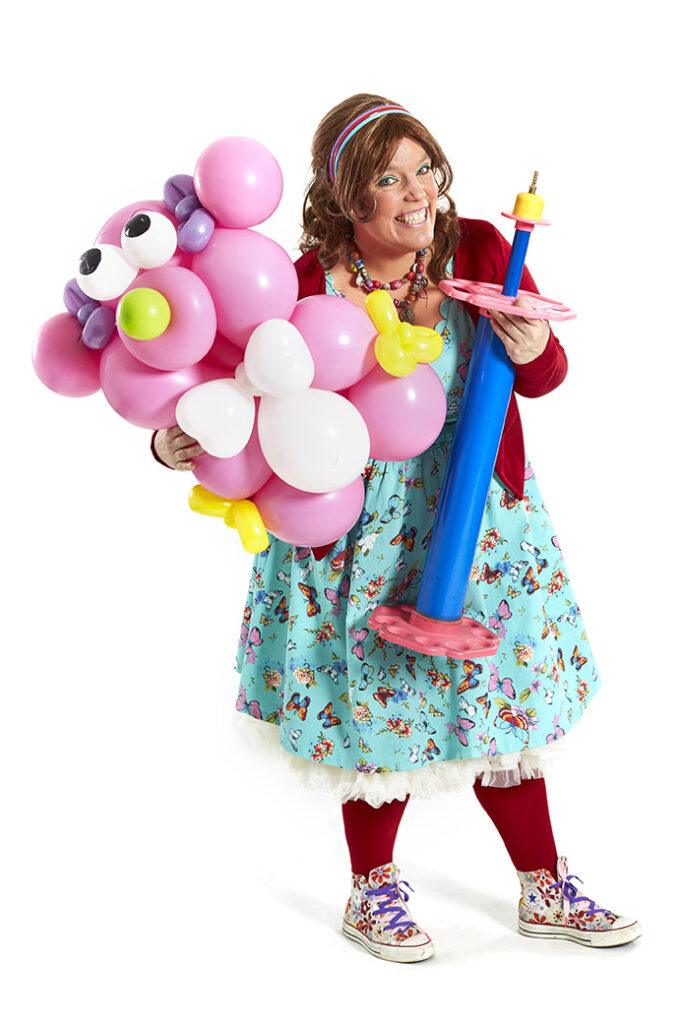 De vrolijke ballonartiest Miss Twist vouwt prachtige ballonnen voor uw gasten.